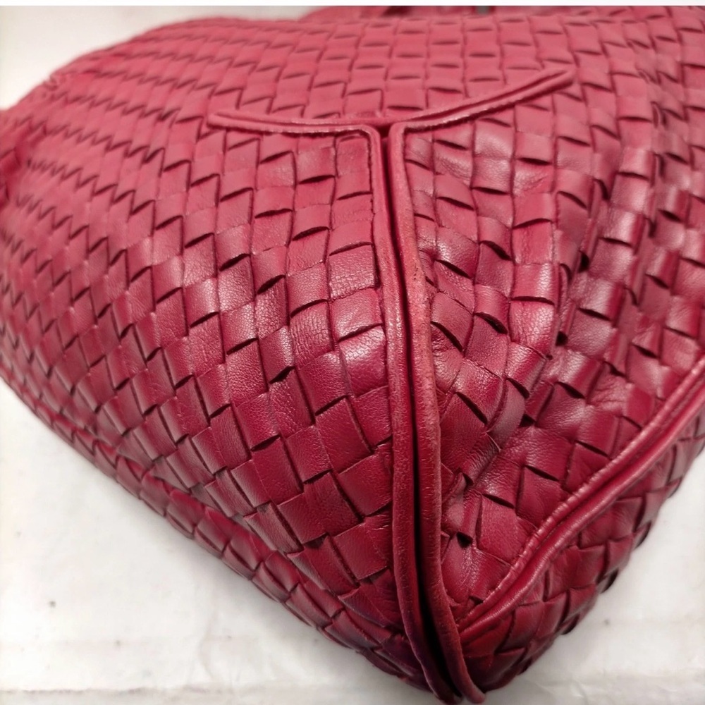 Bottega Veneta Red Intrecciato Hobo Bag. Lipstick red - Picture 7 of 16